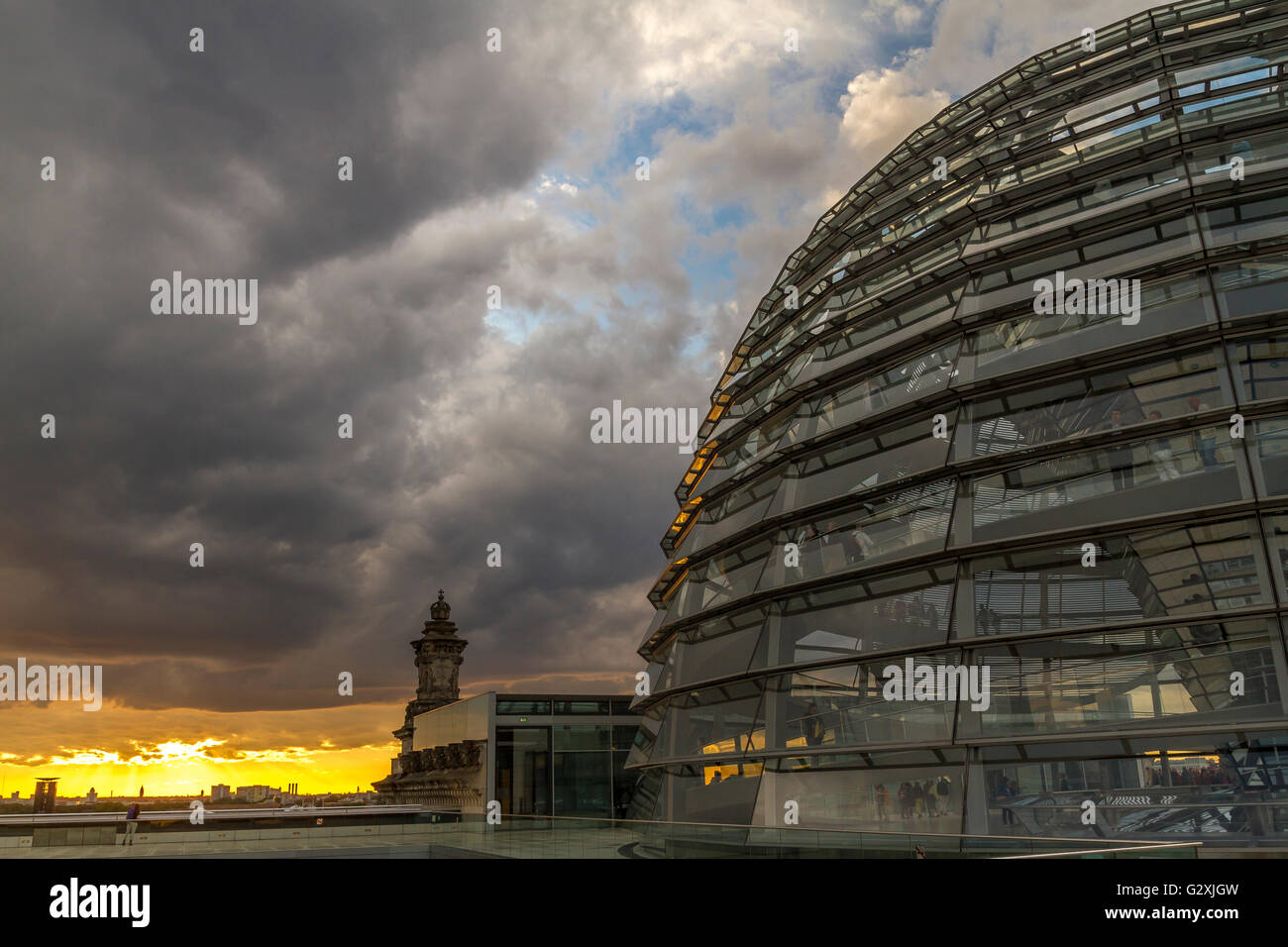 Ciel orageux au-dessus du bâtiment du Reichstag, qui abrite le Bundestag allemand ou le Parlement avec une grande coupole de verre conçu par Sir Norman Foster Banque D'Images