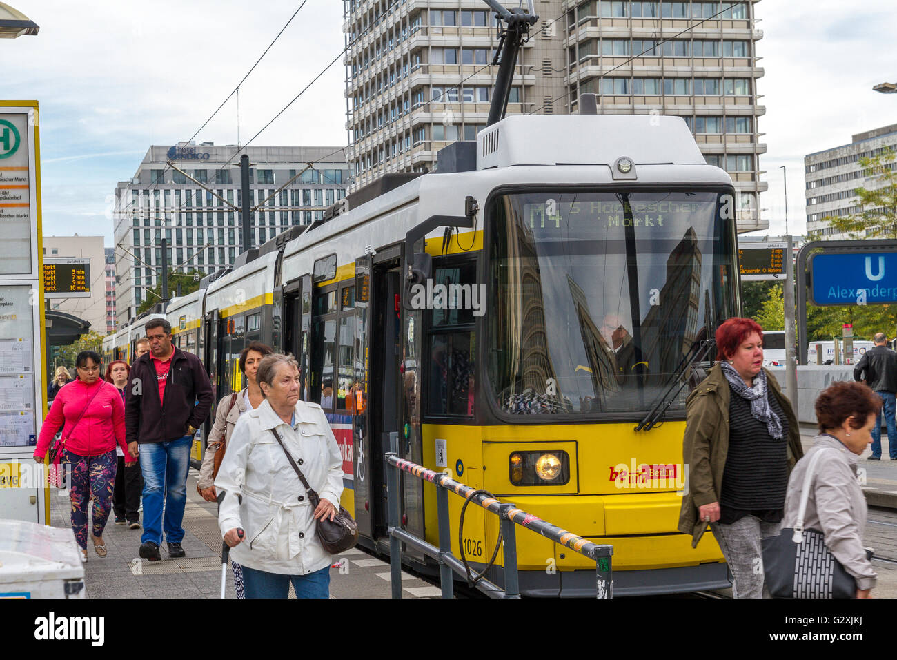 Les passagers débarquent d'un tramway M4 à Alexanderplatz, une grande place publique dans le quartier de Mitte à Berlin, en Allemagne Banque D'Images