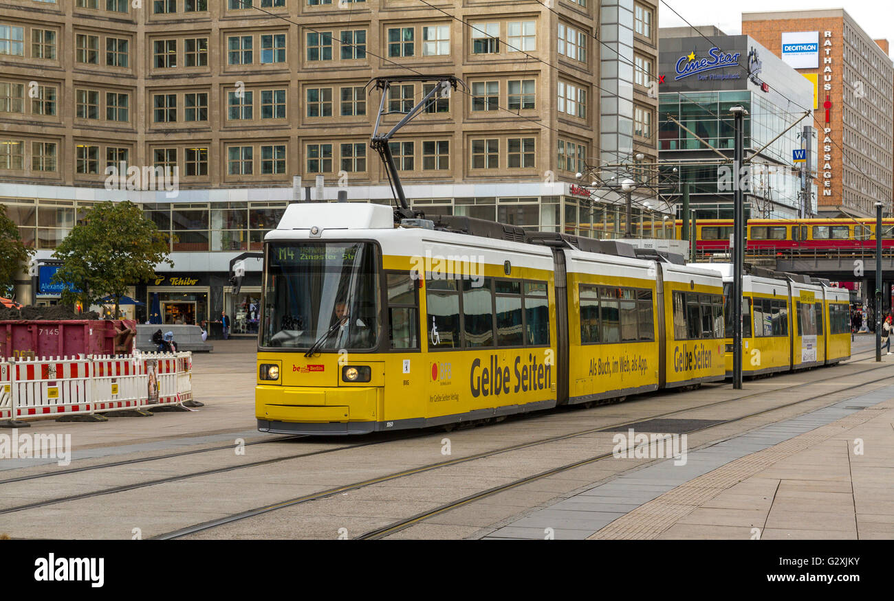 Un tramway jaune M4 Berlin vous fait traverser Alexanderplatz, une grande place publique dans le quartier de Mitte, Berlin, Allemagne Banque D'Images