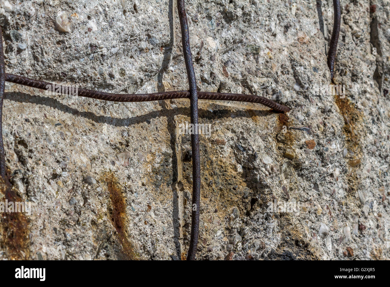 Gros plan de l'acier renforcé et du béton de ce qui reste du mur de Berlin , le mur qui divisait l'Allemagne de l'est et de l'Ouest à Berlin, en Allemagne Banque D'Images