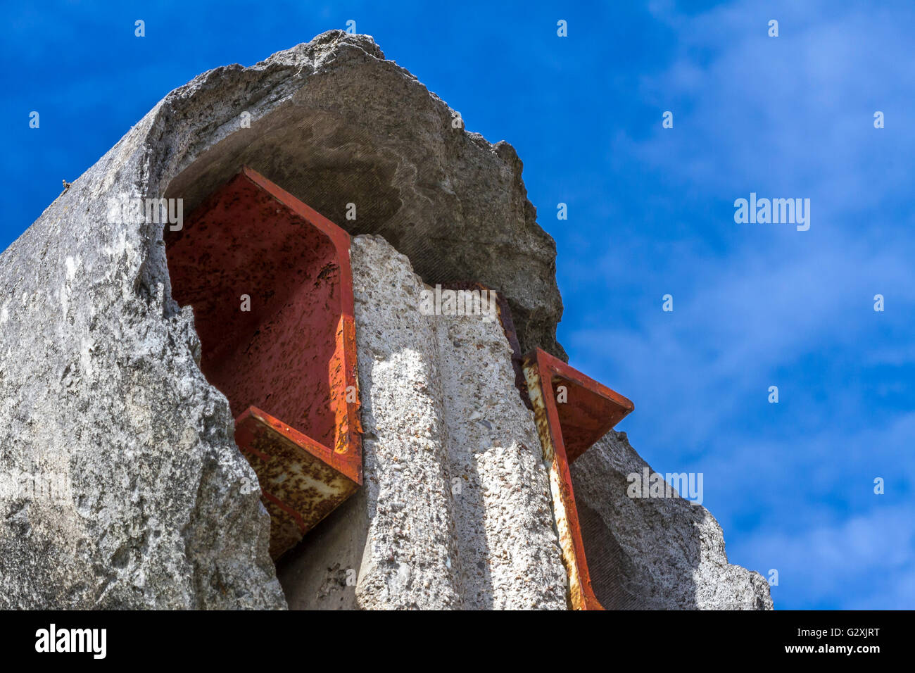 Le bord supérieur de la partie restante du mur de Berlin , qui divisa l'Allemagne de l'est et de l'Ouest jusqu'à la réunification en 1990, Berlin, Allemagne Banque D'Images