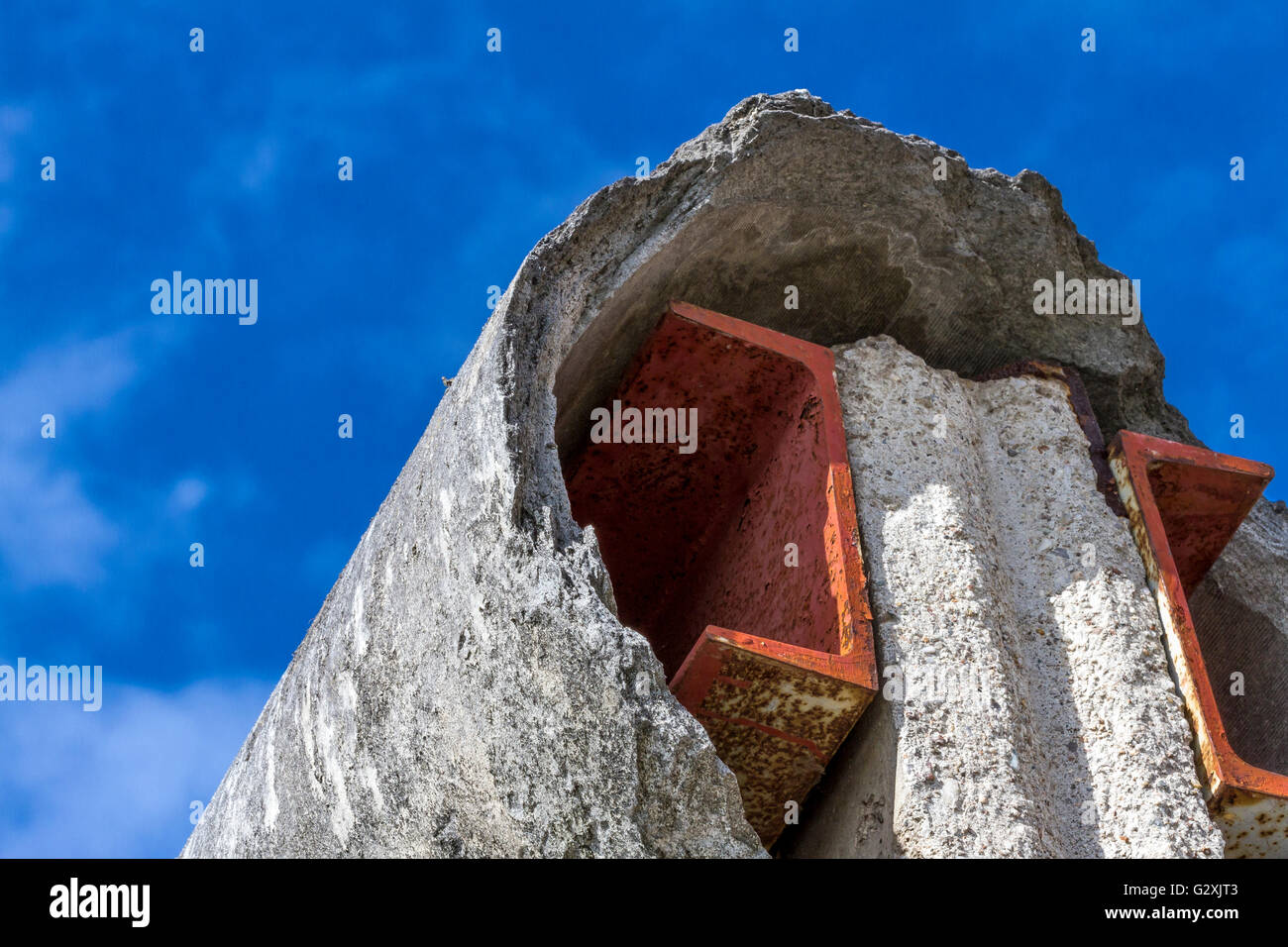 Le bord supérieur de la partie restante du mur de Berlin , qui divisa l'Allemagne de l'est et de l'Ouest jusqu'à la réunification en 1990, Berlin, Allemagne Banque D'Images