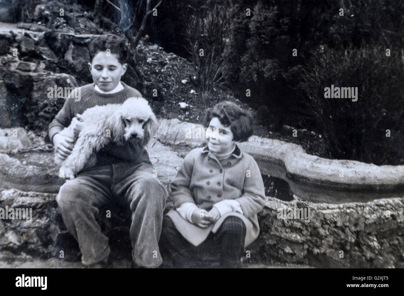 Recueillir de la criminalité auteur Peter James à sa maison d'enfance à Brighton, East Sussex, avec sœur Geneviève, circa 1960/61 Banque D'Images