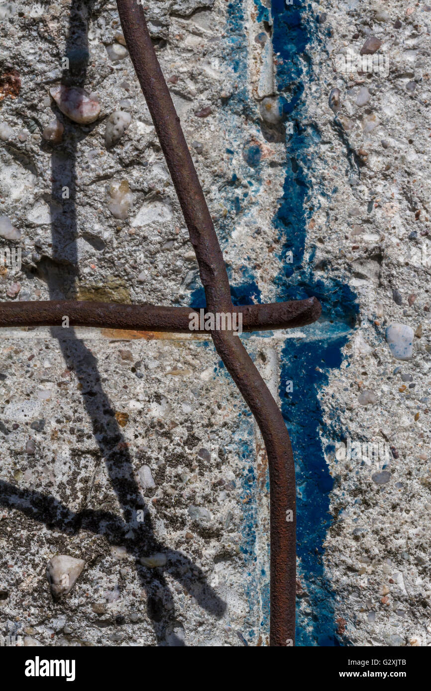 Gros plan de l'acier renforcé et du béton de ce qui reste du mur de Berlin , le mur qui divisait l'Allemagne de l'est et de l'Ouest à Berlin, en Allemagne Banque D'Images
