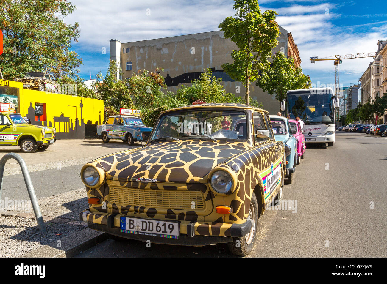 Les voitures Trabant près du reste du mur de Berlin , Berlin , Allemagne Banque D'Images
