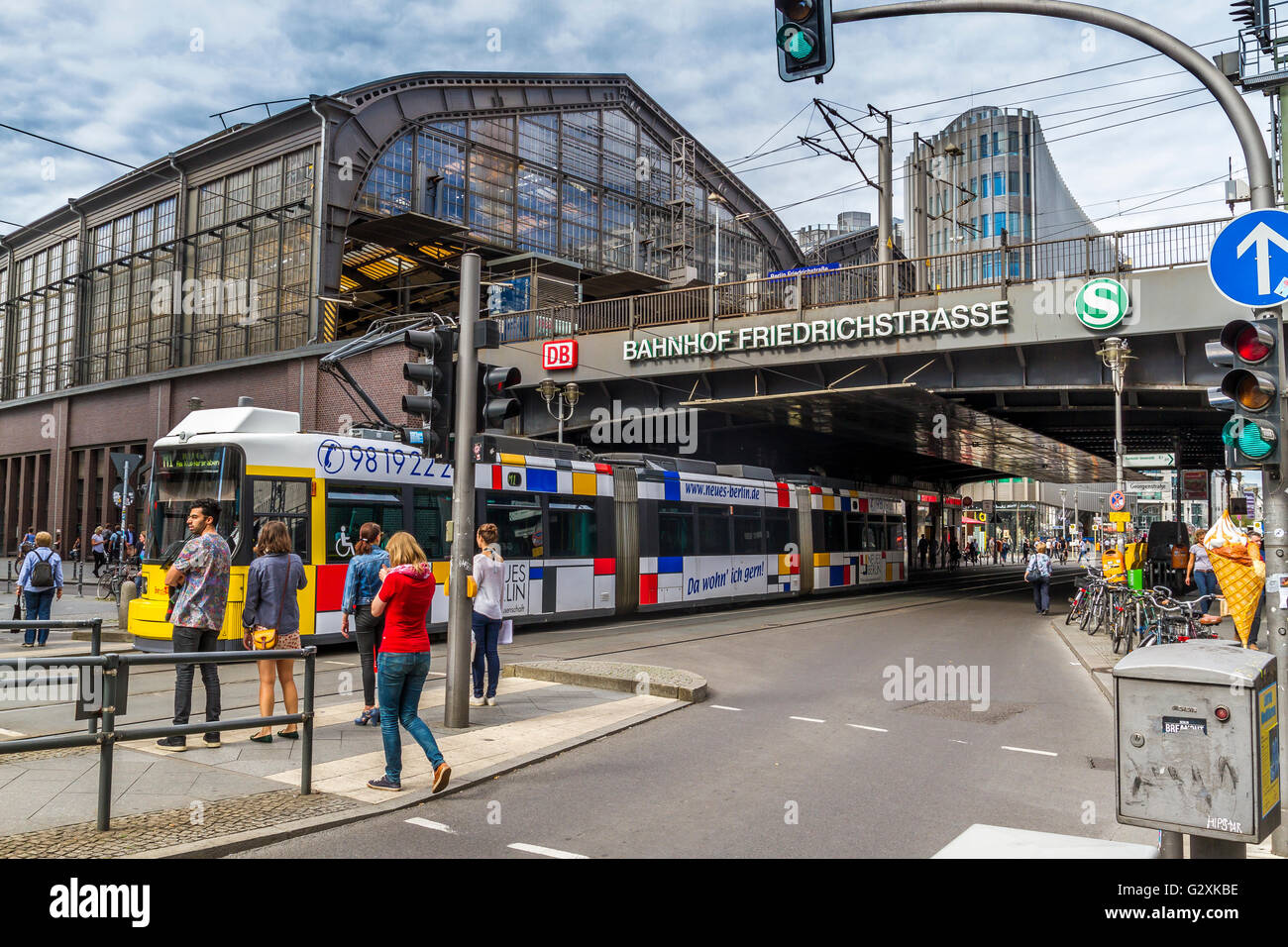 Un tramway passe sous un pont ferroviaire à la gare Friedrichstrasse, Berlin, Allemagne Banque D'Images