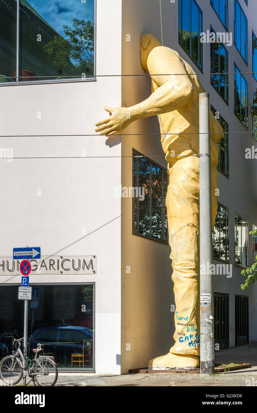 Sculpture d'homme géant avec la tête coincée dans le mur, Berlin Banque D'Images