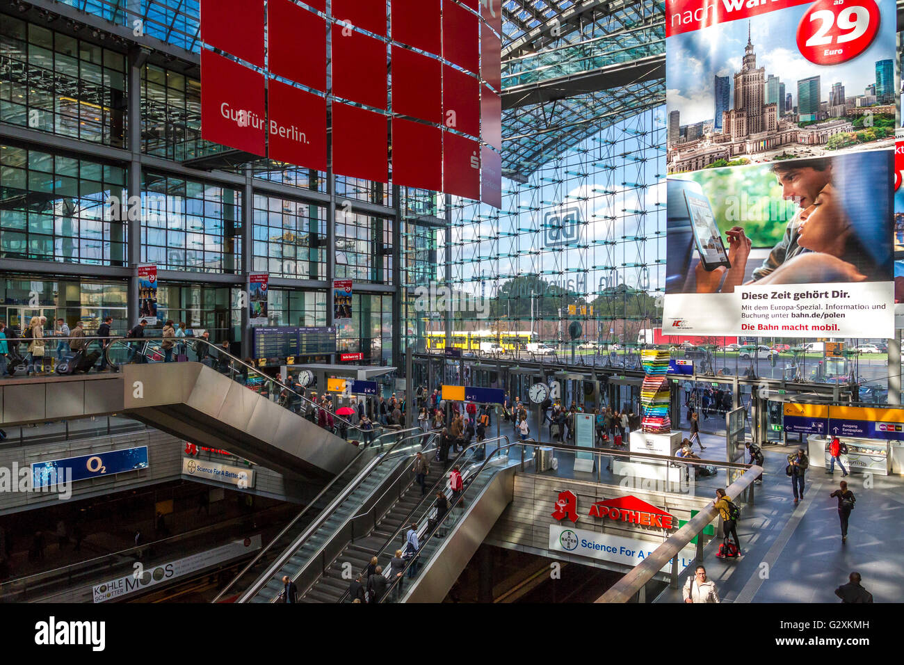 Intérieur de la gare Hauptbahnhof de Berlin, une gare à plusieurs niveaux avec des magasins et plusieurs escaliers mécaniques, la gare principale de Berlin, Berlin, Allemagne Banque D'Images
