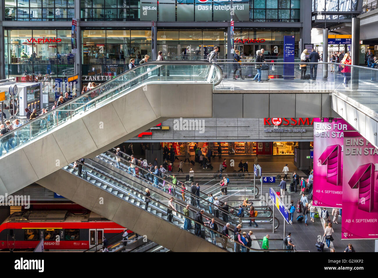 Intérieur de la gare Hauptbahnhof de Berlin, une gare à plusieurs niveaux avec des magasins et plusieurs escaliers mécaniques, la gare principale de Berlin, Berlin, Allemagne Banque D'Images