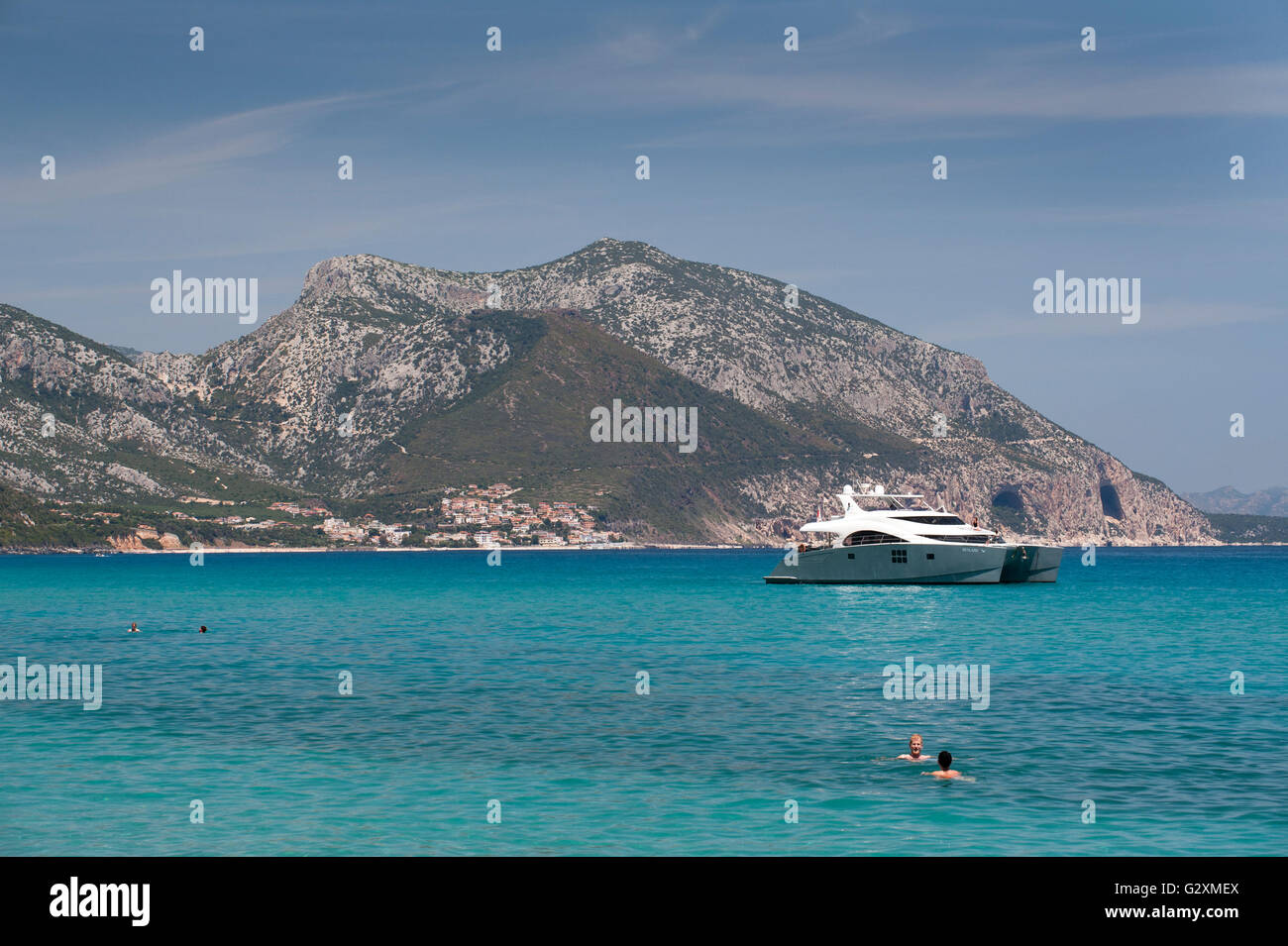 Cala Gonone, Dorgali, Sardaigne, Italie, 25/5/2016. On aime la mer et yacht de luxe près de plage de Cala Luna, Orosei Golfe. Banque D'Images