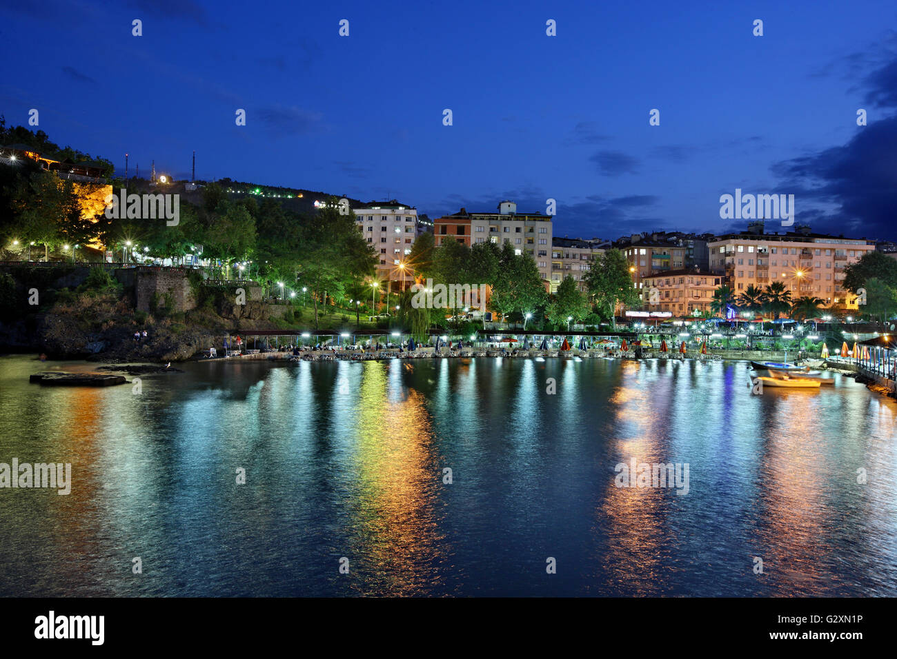 Vue de la nuit de l'un des petits ports, juste en dessous de Guzel Hisar ('magnifique fort') dans la ville de Trabzon, Turquie, Mer Noire Banque D'Images