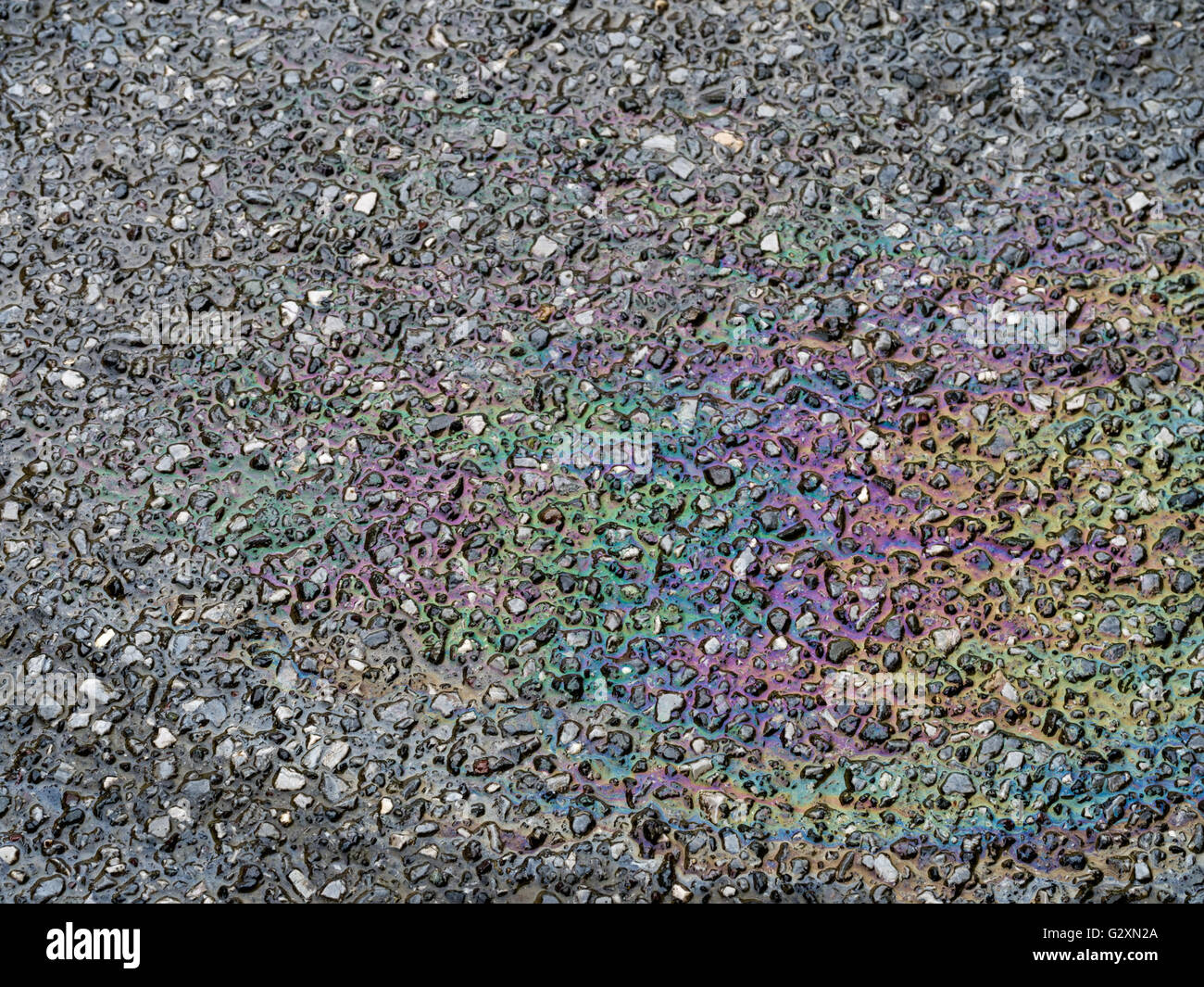 Belle effet arc-en-ciel, de l'huile sur la route après la pluie. Banque D'Images