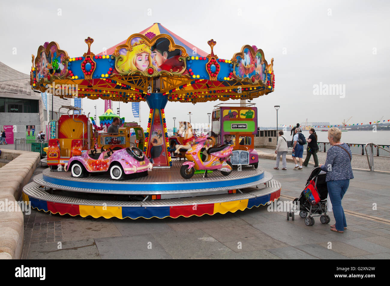 Au rond-point pour enfants Festival International de Mersey River 2016, Liverpool, Merseyside, Royaume-Uni Banque D'Images