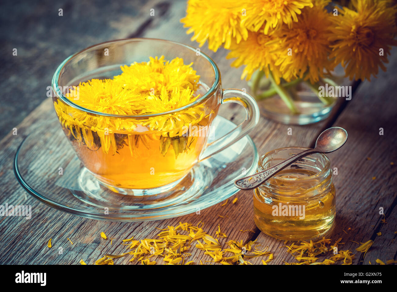 Tasse de thé de pissenlit en bonne santé et de miel. la médecine de fines herbes. Banque D'Images