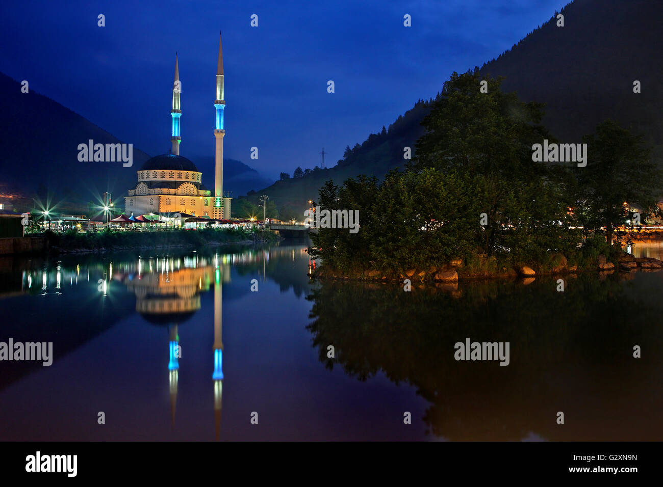 Une mosquée reflète dans Uzun lake, Uzungöl, Trabzon Province, Région de la mer Noire, la Turquie Banque D'Images