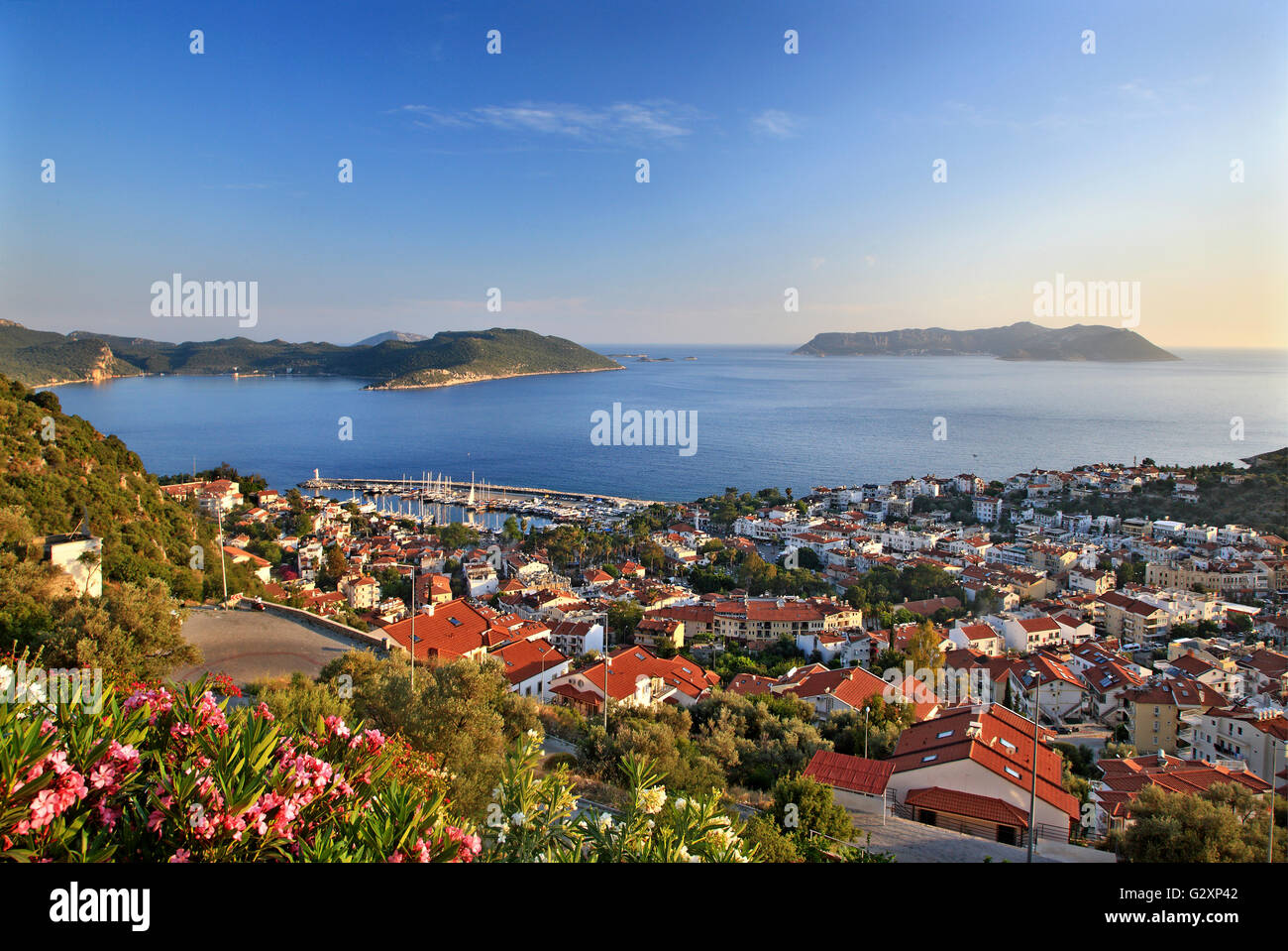 La pittoresque ville de Kas (ancien nom "Antiphellos'), la Lycie, province d'Antalya en Turquie. Dans le BG Kastelorizo (grec) de l'île. Banque D'Images