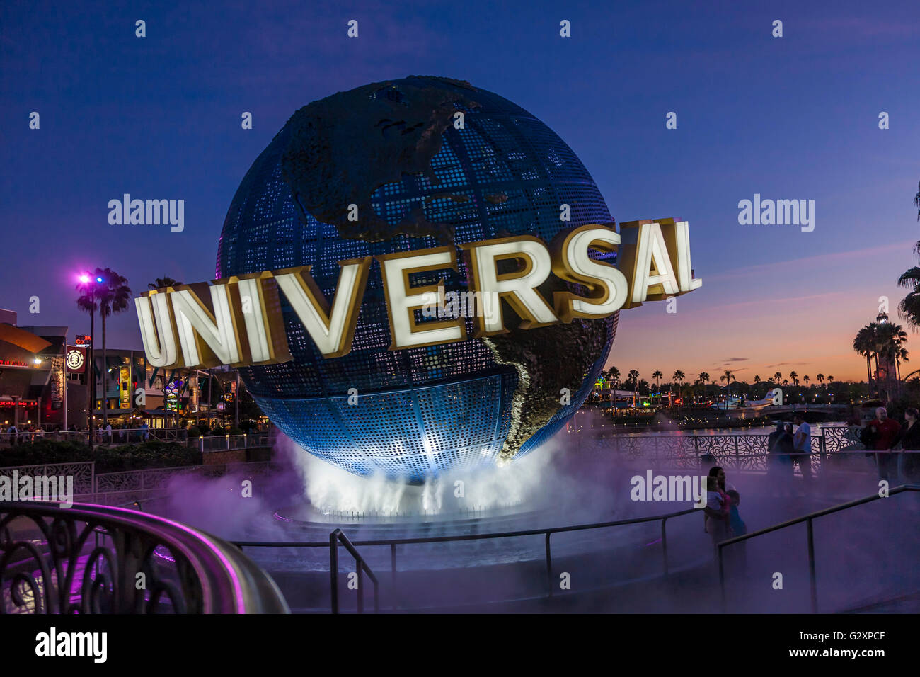 Globe lumineux près de la fontaine entrée de parc à thème Universal Studios à Orlando, Floride Banque D'Images