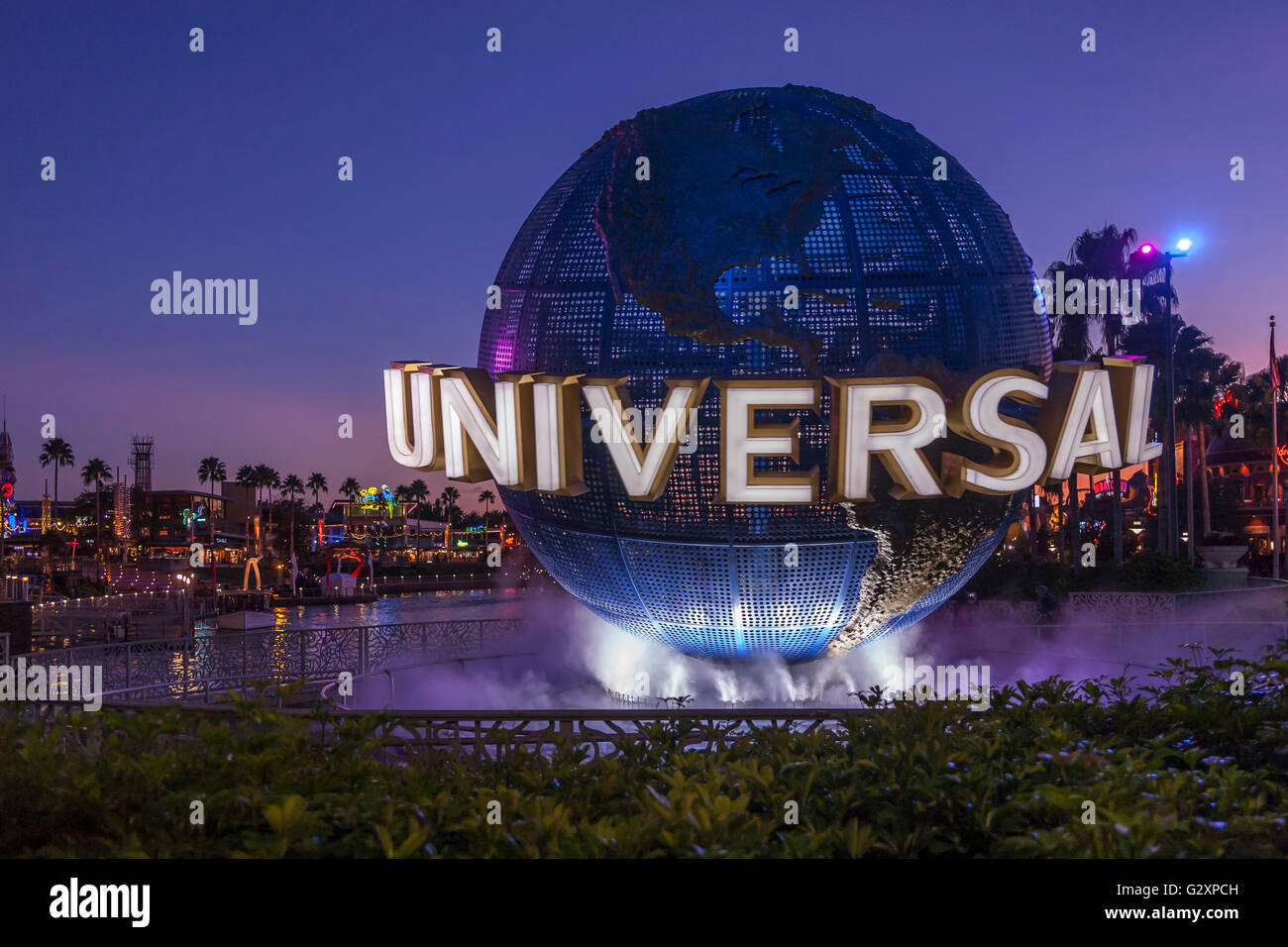 Globe lumineux près de la fontaine entrée de parc à thème Universal Studios à Orlando, Floride Banque D'Images
