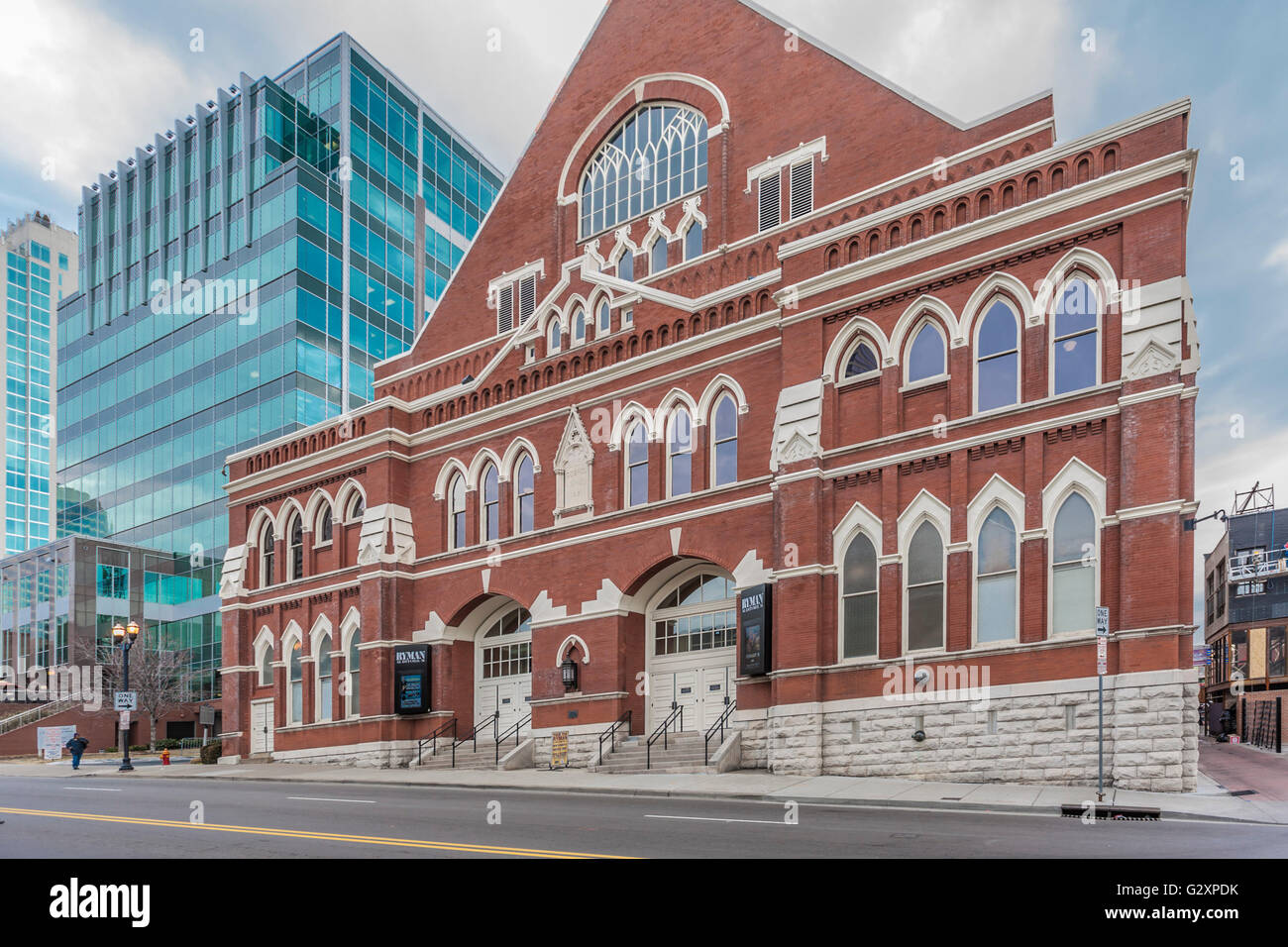 Ryman Auditorium historique moderne contraste avec Sun Trust Bank Building dans le centre de Nashville, Tennessee Banque D'Images