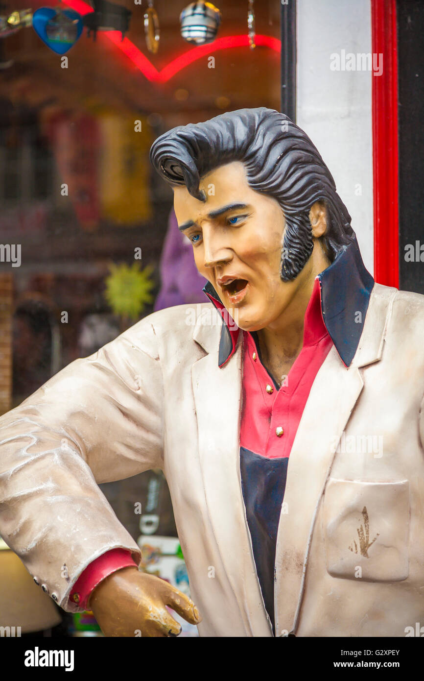 Statue d'Elvis Presley sur trottoir de Dixieland Delights de cadeaux et de souvenirs dans le centre-ville de Nashville, Tennessee Banque D'Images