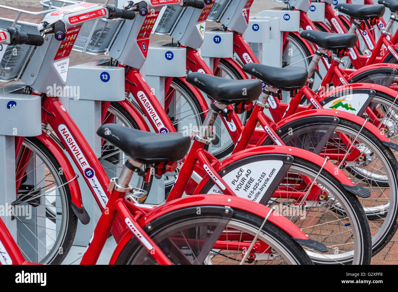 Des vélos de location dans un rack à Nashville B station de location de vélo dans le centre-ville de Nashville, Tennessee Banque D'Images