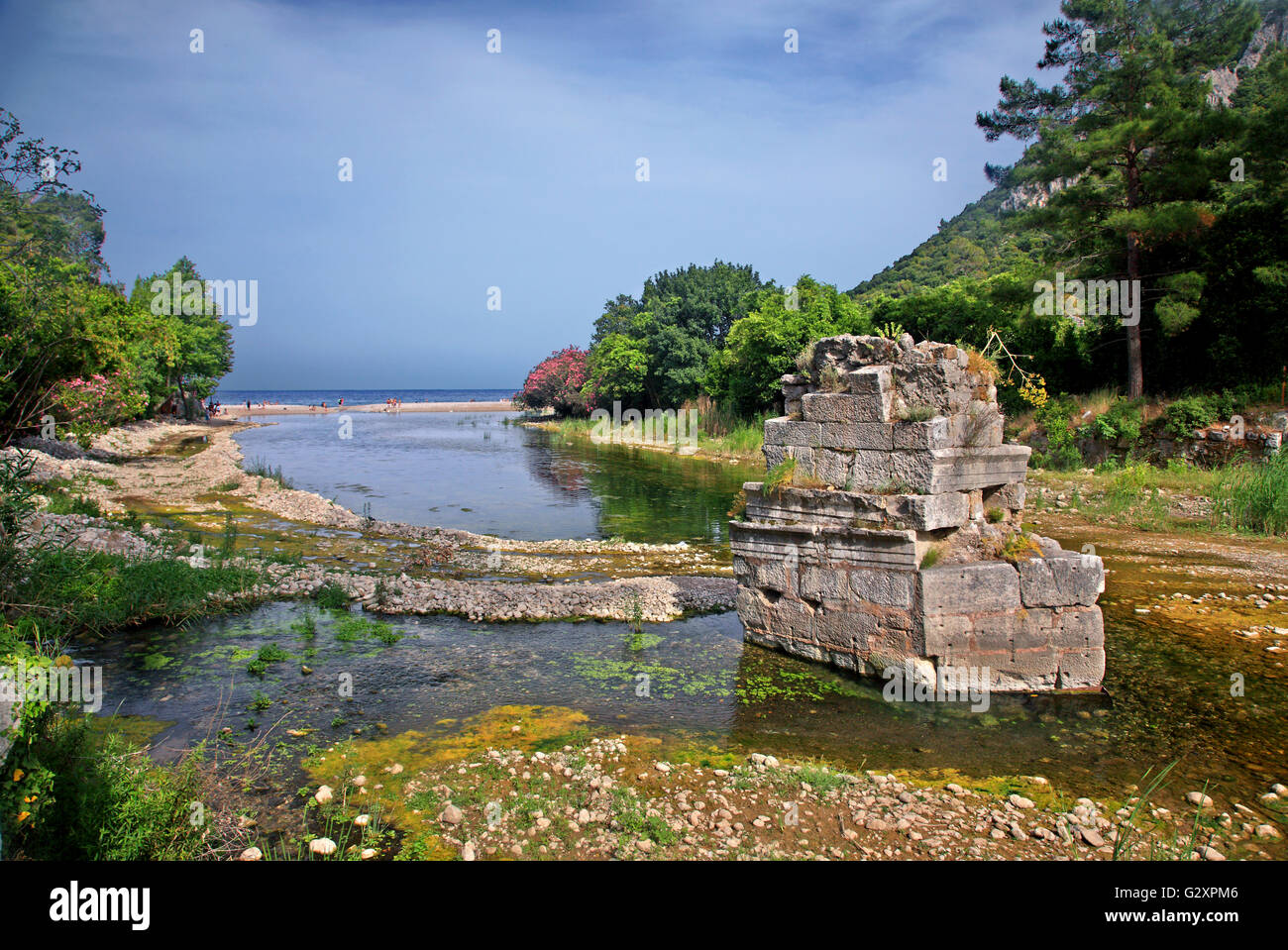 Ruines d'un ancien pont romain) (sur le site archéologique d'Olympos, Lycie, province d''Antalya, Turquie. Banque D'Images