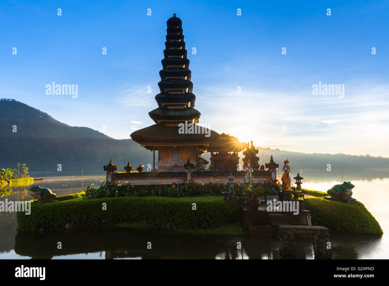 Pura Ulun Danu Bratan au lever du soleil, célèbre temple sur le lac, Bedugul, Bali, Indonésie. Banque D'Images