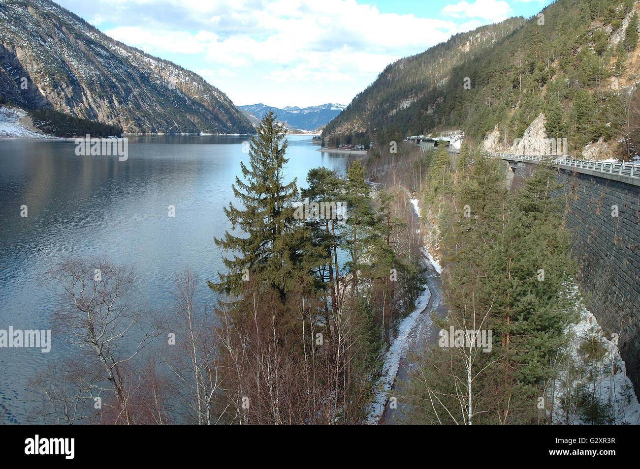Lac Achensee en montagnes des Alpes en Autriche en hiver Banque D'Images