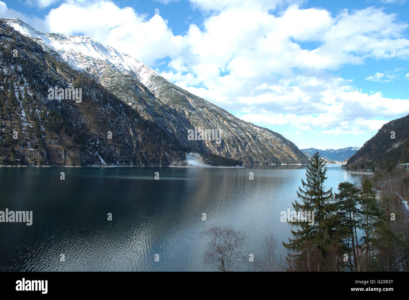 Lac Achensee en montagnes des Alpes en Autriche en hiver Banque D'Images