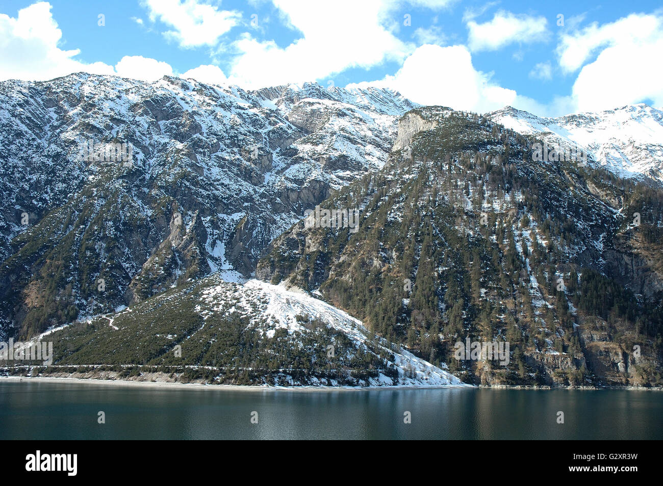 Lac Achensee en montagnes des Alpes en Autriche en hiver Banque D'Images