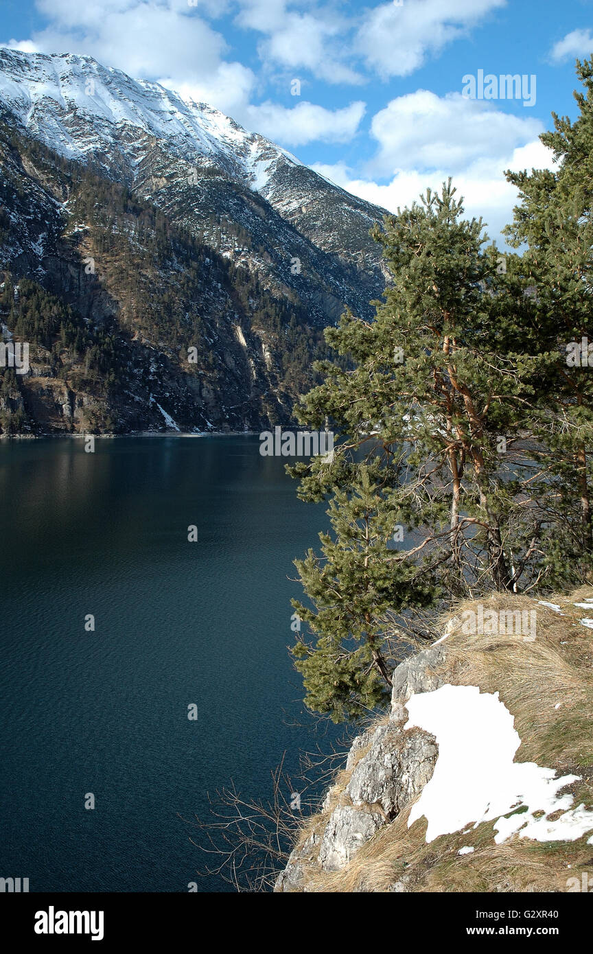 Lac Achensee en montagnes des Alpes en Autriche en hiver Banque D'Images