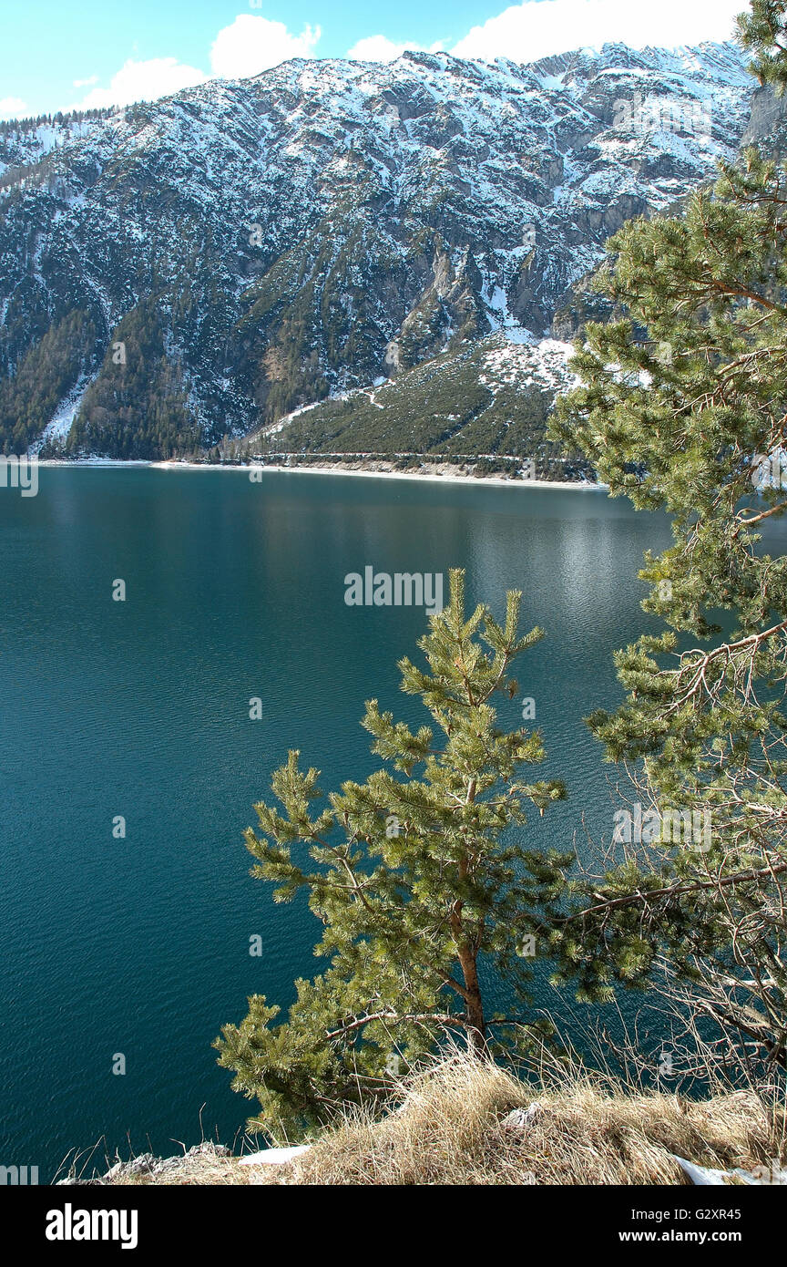 Lac Achensee en montagnes des Alpes en Autriche en hiver Banque D'Images