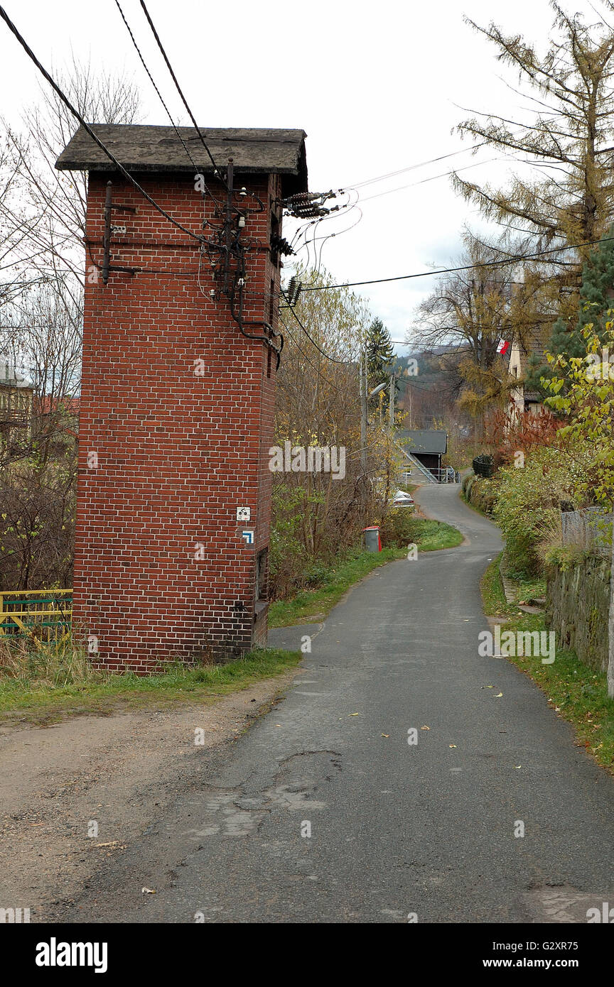Vieux bâtiment transformateur sur ruelle de village Banque D'Images