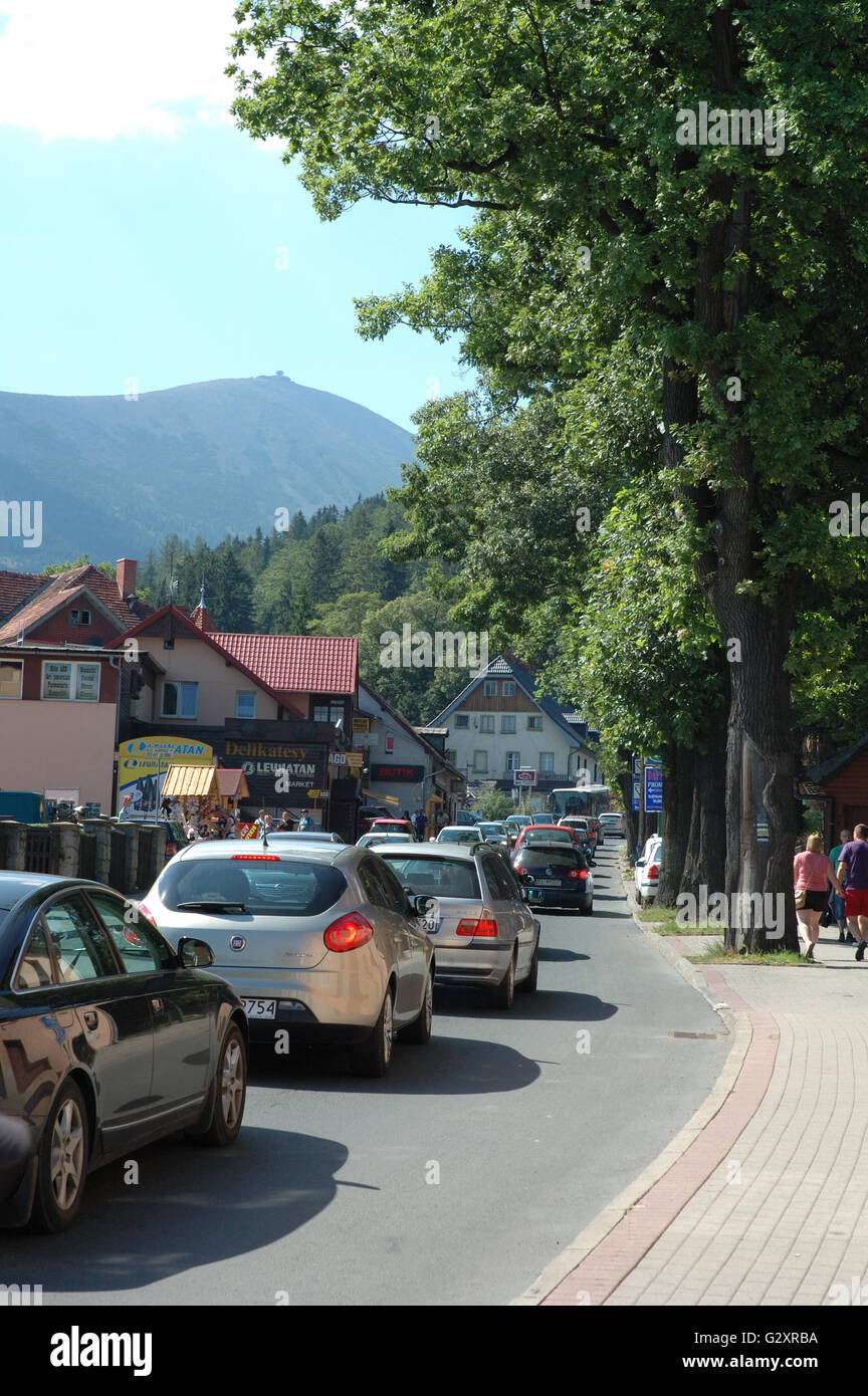 KARPACZ, POLOGNE - Le 14 août : embouteillage à Karpacz city en montagnes de Karkonosze Pologne 14.08.2013 Banque D'Images