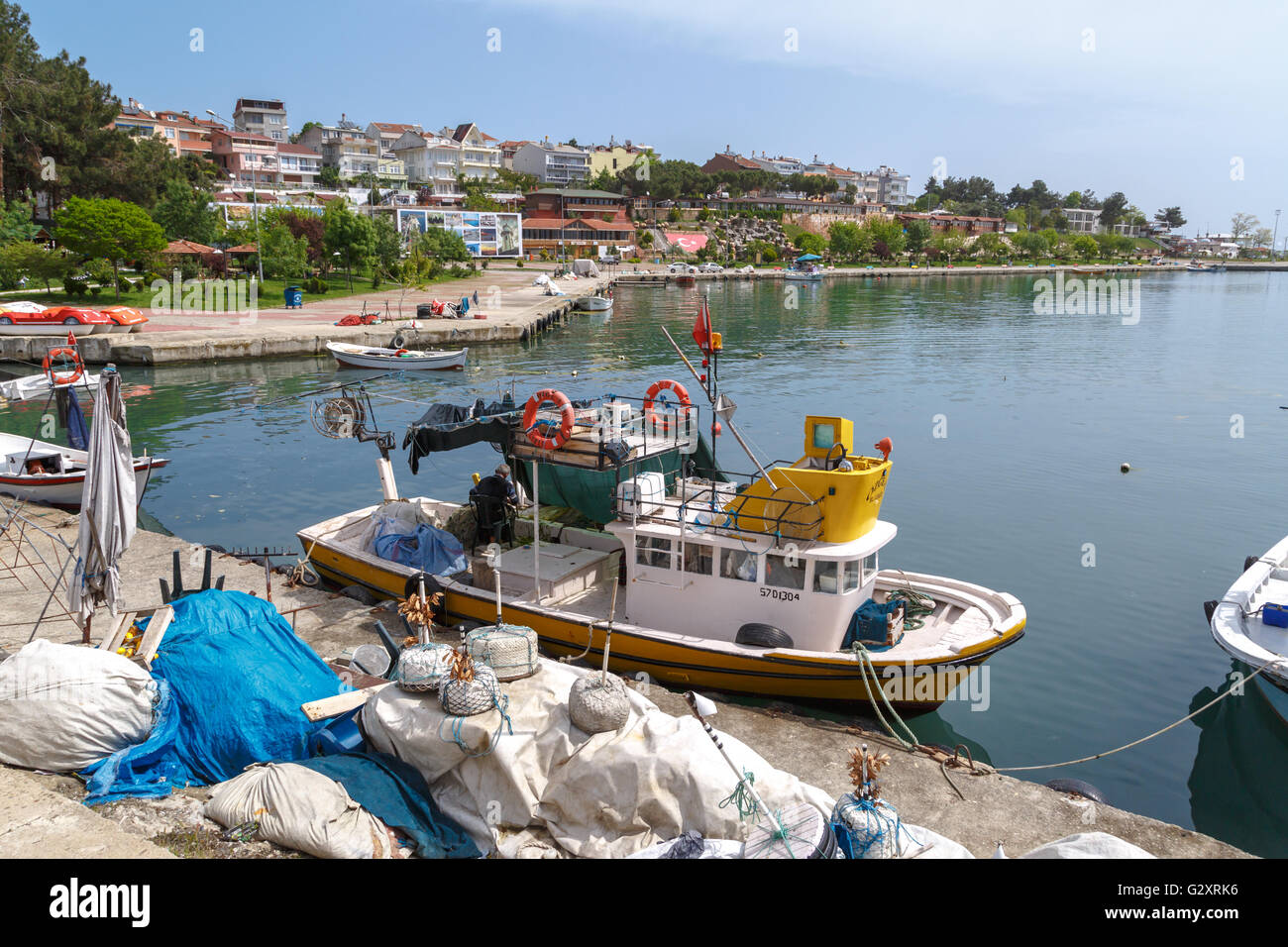 SINOP, TURQUIE - 14 MAI 2016 : voir de petits bateaux de pêche sur le littoral de Port Gerze à Sinop, sur fond de ciel bleu. Banque D'Images