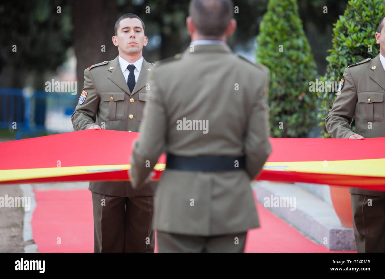 Badajoz, Espagne - 25 mai 2016 : des troupes espagnoles au cours de la journée des forces armées. L'abaissement du drapeau Banque D'Images