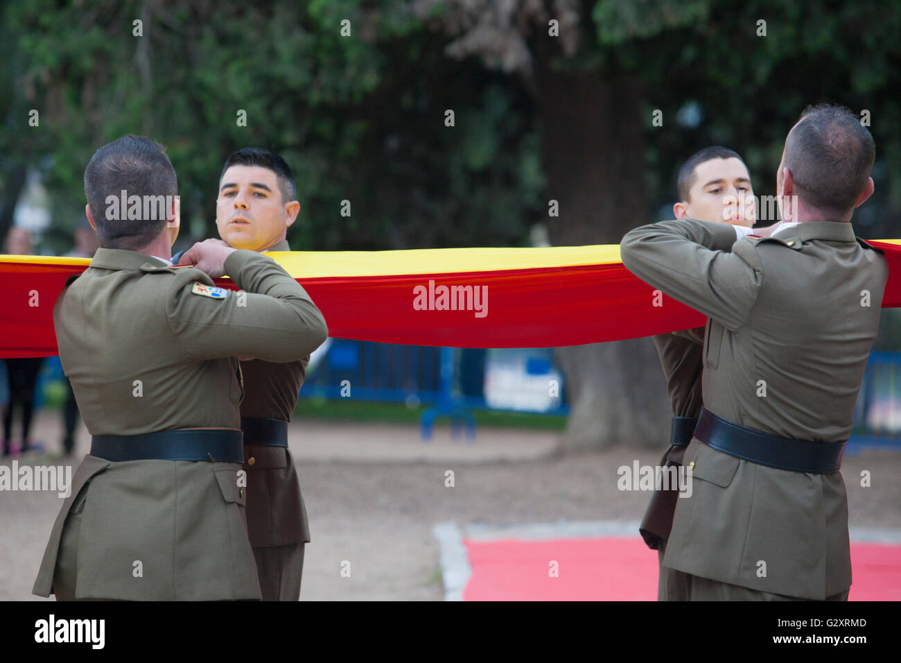 Badajoz, Espagne - 25 mai 2016 : des troupes espagnoles au cours de la journée des forces armées. L'abaissement du drapeau Banque D'Images