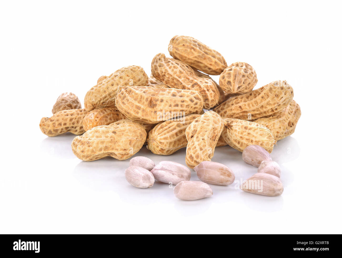 Arachides bouillies sur fond blanc Banque D'Images
