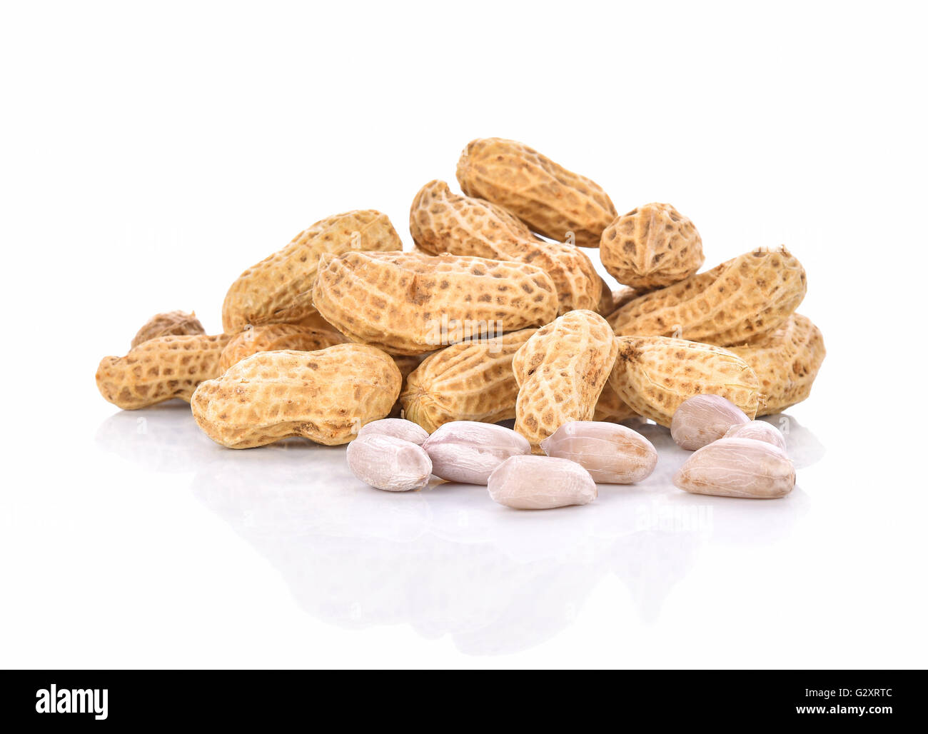 Arachides bouillies sur fond blanc Banque D'Images