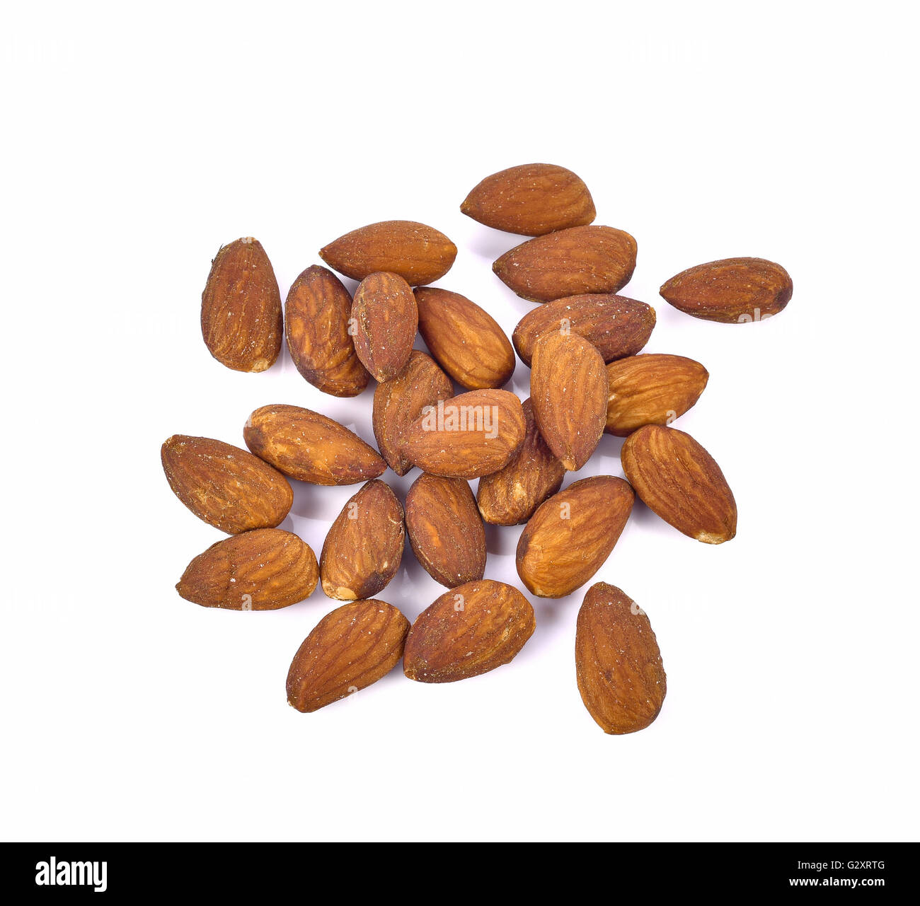 Amandes salées sur fond blanc Banque D'Images