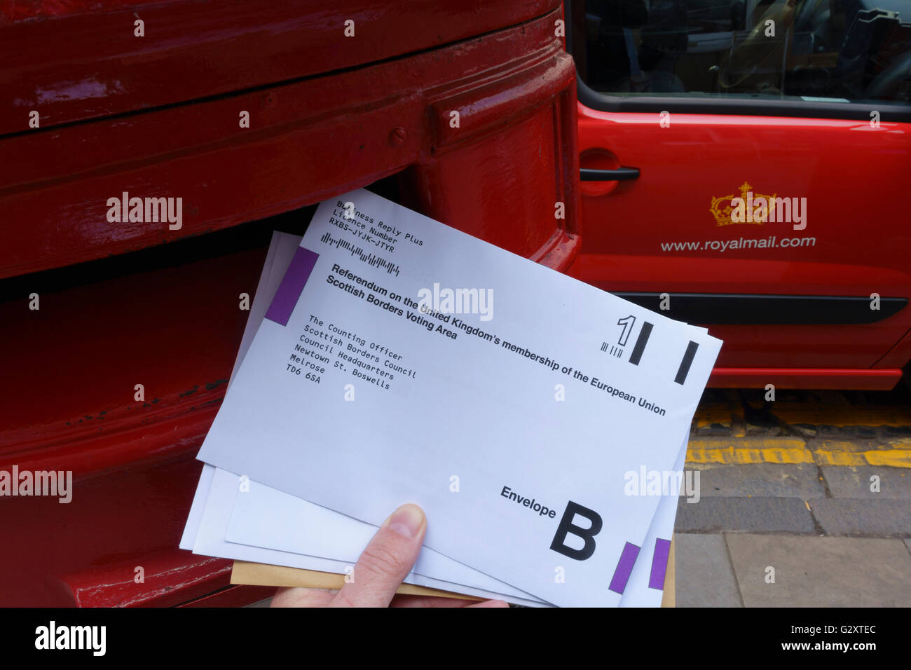 Les votes par correspondance pour l'adhésion à l'organisation d'un référendum dans un post box en Ecosse Banque D'Images Les votes par correspondance pour l'adhésion à l'organisation d'un référendum dans un post box en Ecosse Banque D'Images