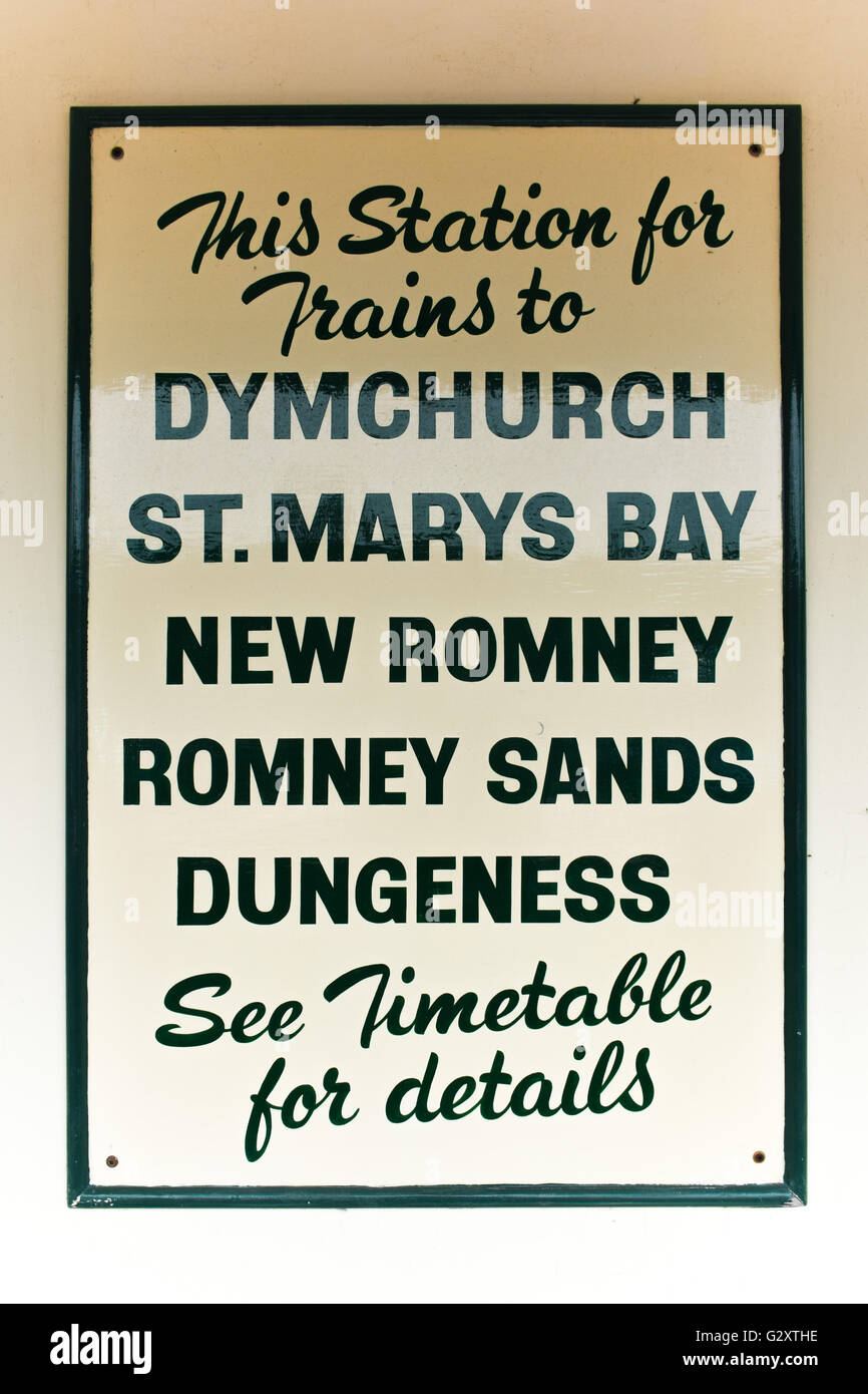 Signe traditionnel de l'Romney, Hythe et Dymchurch Railway dans le Kent, UK Banque D'Images