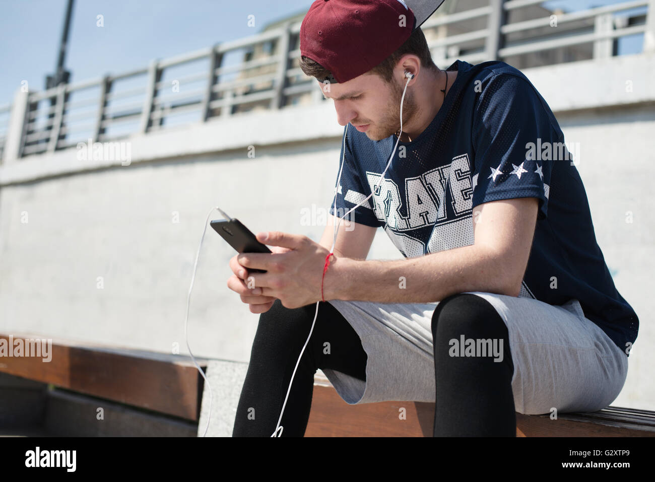 À l'aide de l'homme au cours du fonctionnement de l'application mobile Banque D'Images