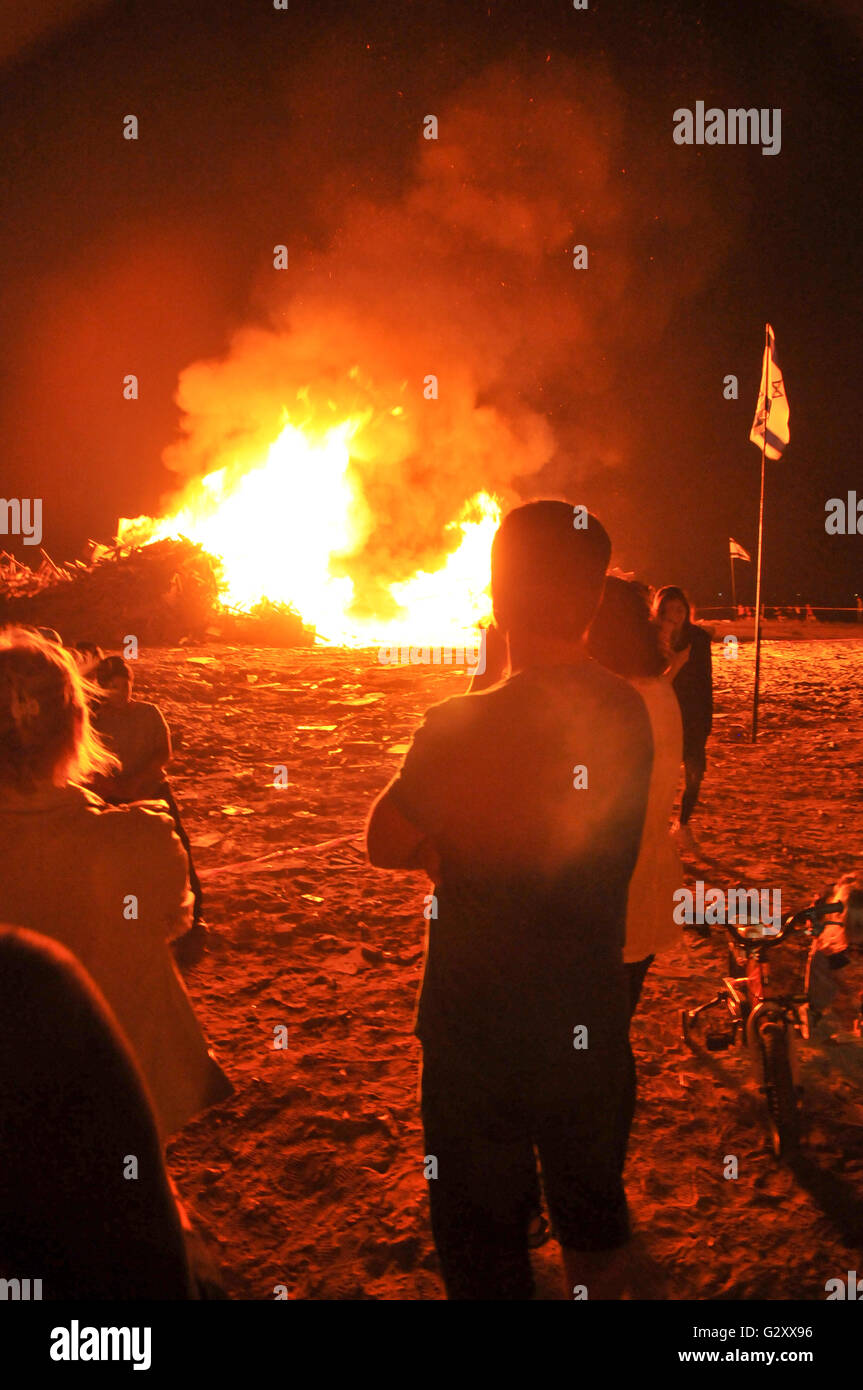 La célébration de la fête juive de Lag Baomer avec un feu de joie Banque D'Images