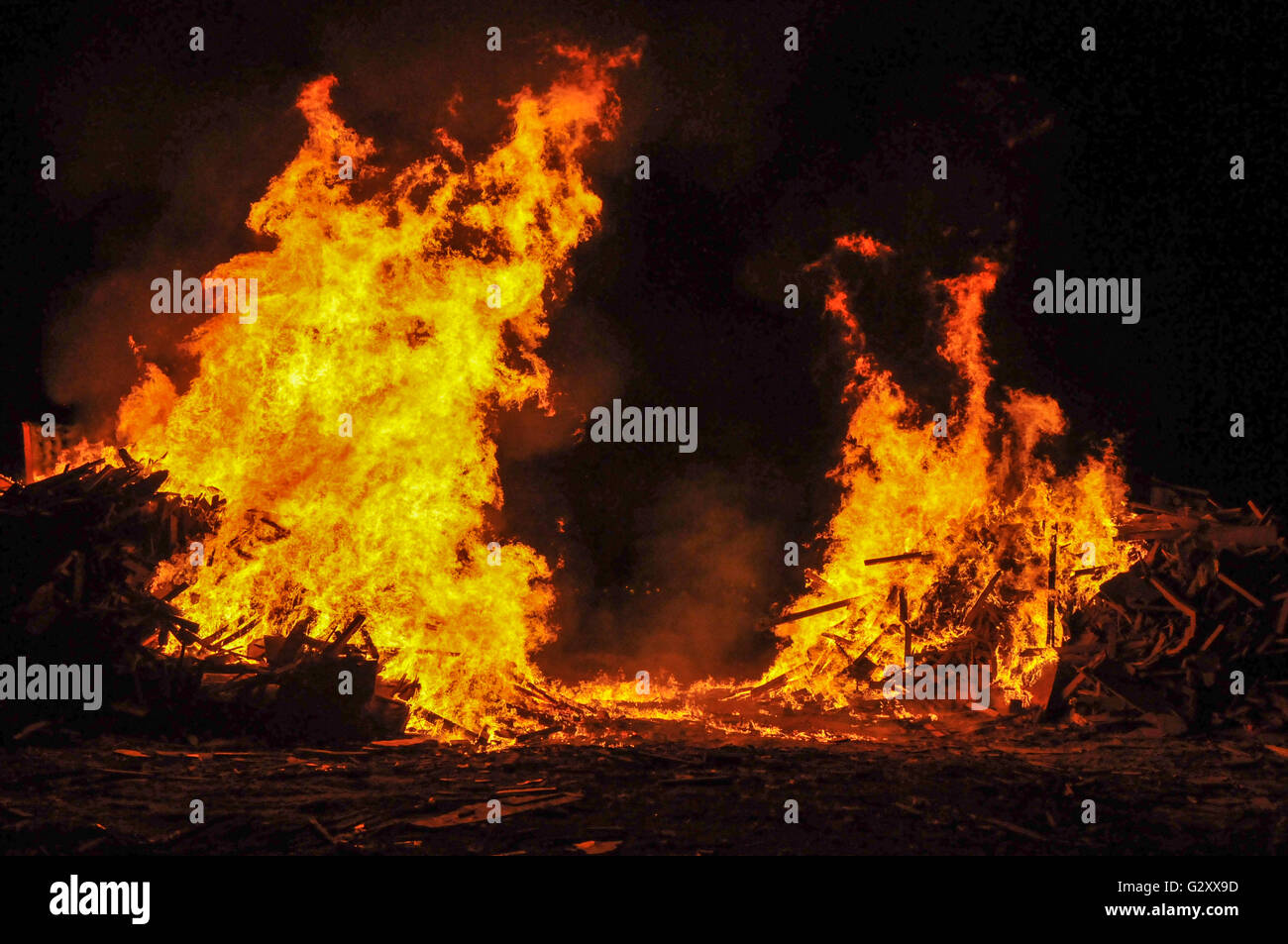 La célébration de la fête juive de Lag Baomer avec un feu de joie Banque D'Images