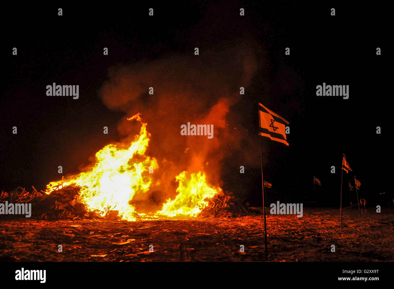 La célébration de la fête juive de Lag Baomer avec un feu de joie Banque D'Images