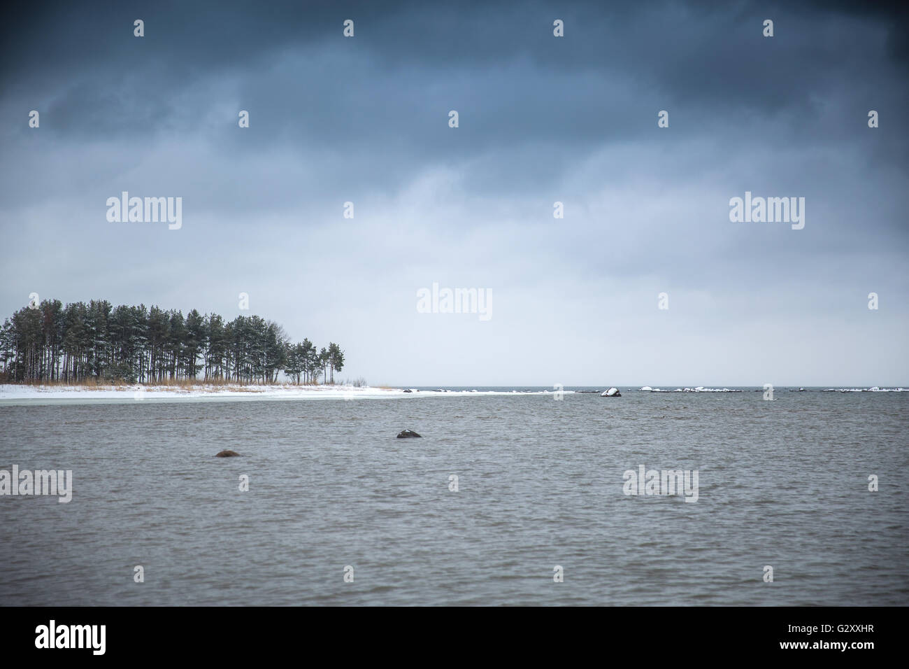 La mer Baltique en hiver. la neige sur un arrière-plan d'eau Banque D'Images