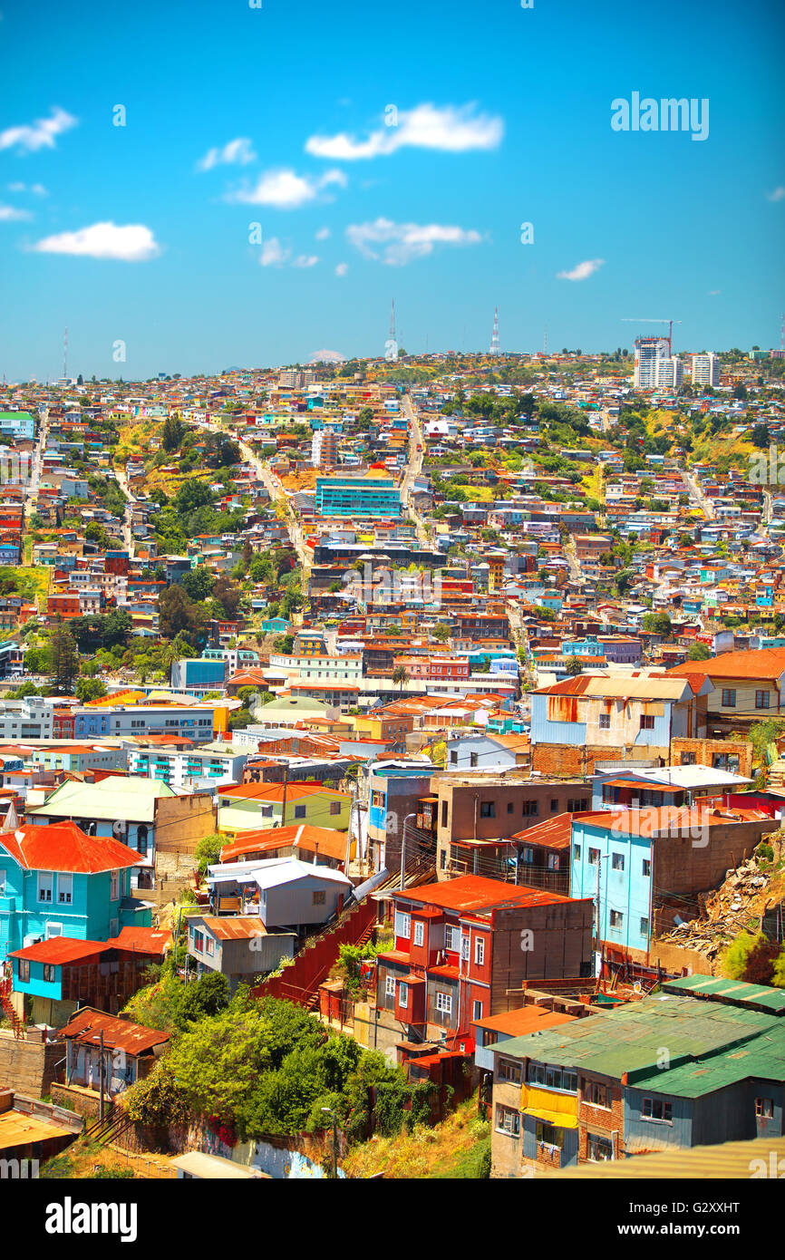 Bâtiments colorés sur les collines de la ville du patrimoine mondial de l'UNESCO de Valparaiso, Chili Banque D'Images