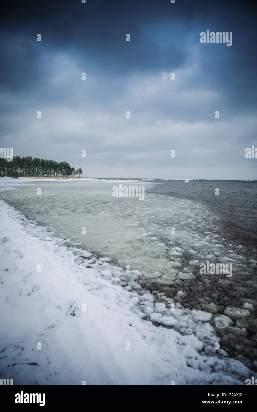 La mer Baltique en hiver. la neige sur un arrière-plan d'eau Banque D'Images