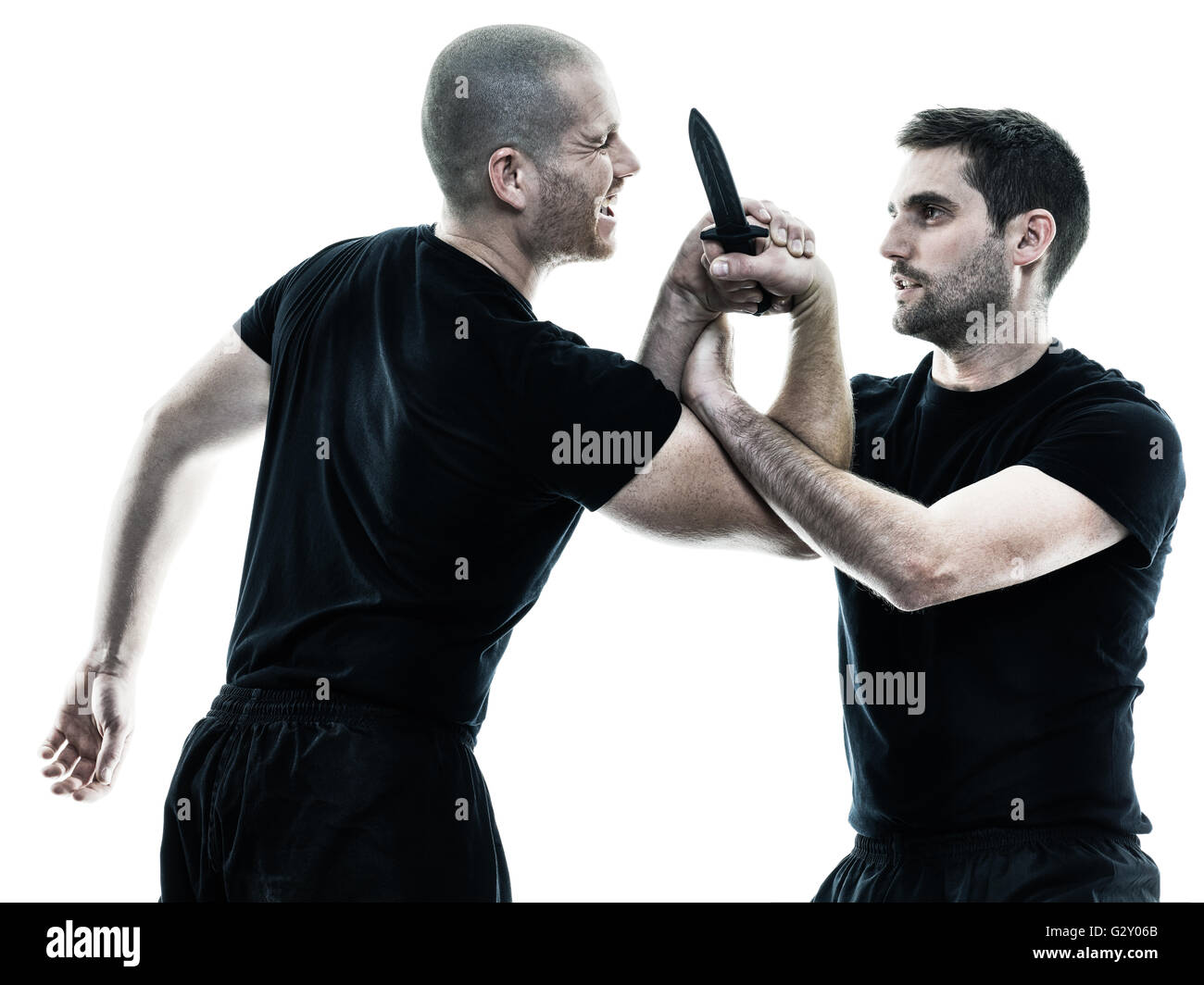 Deux hommes de race blanche le Krav maga lutte contre les combattants silhouette isolé sur fond blanc Banque D'Images